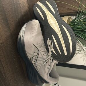 Men’s Saucony Triumph 22, size 9